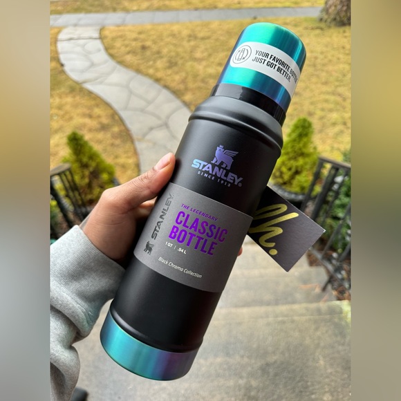 Stanley Black Chroma 1 Quart Thermos Limited Edition Classic Bottle - Picture 1 of 3
